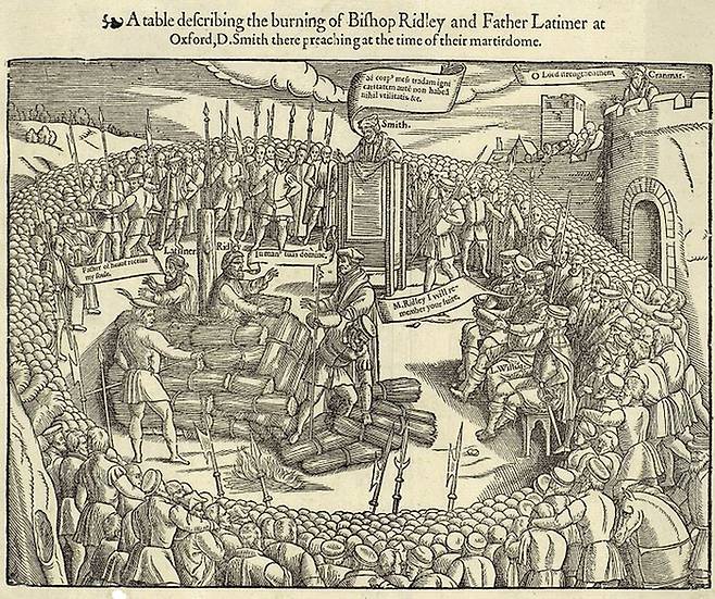매리1세는 개신교도들을 화형에 처하면서 탄압했다. 사진은 개신교도 휴 라티머와 니콜라스 리들리가 화형을 당하는 장면을 묘사한 그림.  1578년 작품 추정
