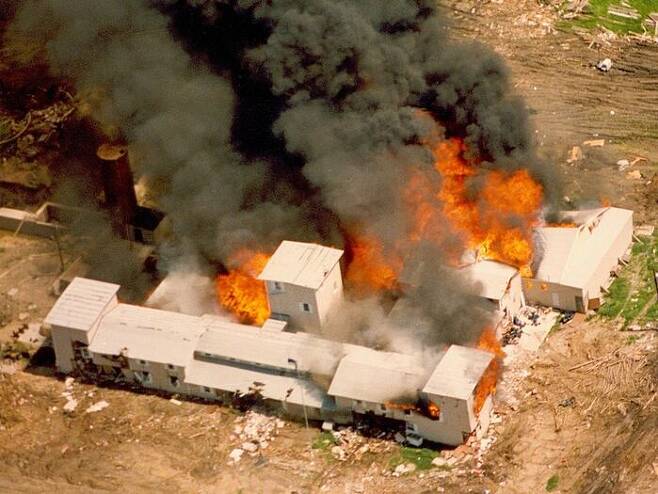 텍사스주 웨이코의 불타는 다윗파 요새. 1993년 4월. FBI 아카이브
