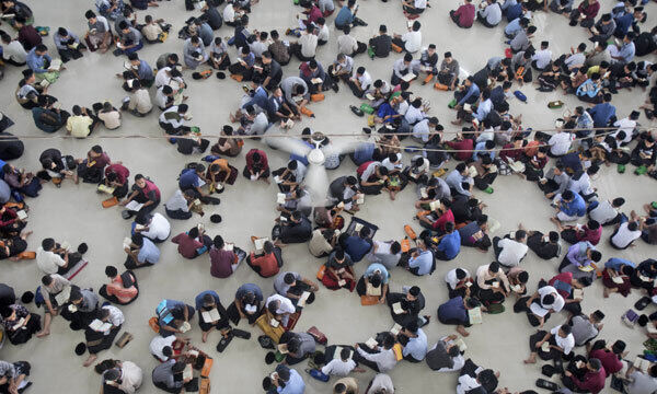 이슬람교의 금식월 라마단을 맞아 인도네시아 학생들이 25일 북수마트라 메단의 한 이슬람학교에서 급우들과 둥그렇게 둘러앉아 쿠란을 암송하고 있다. 메단=AP연합뉴스