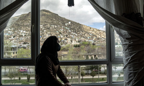 25일(현지시간) 아프가니스탄 카불에서 한 여성이 집 밖을 내다보고 있다. 카불=AP뉴시스