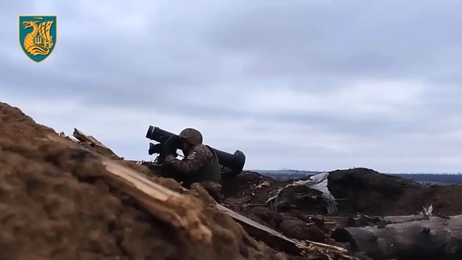 재블린 대전차미사일을 발사하는 우크라이나군의 모습