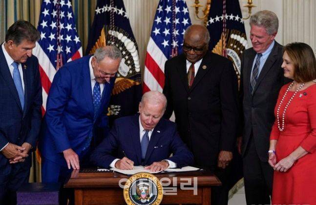 조 바이든 미국 대통령이 백악관 스테이트 다이닝룸에서 ‘인플레이션 감축법’(IRA)에 서명하고 있다. (사진=AP/뉴시스)