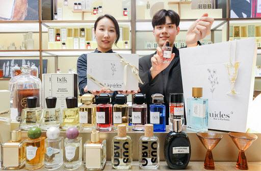 현대백화점그룹의 한섬이 운영 하는 니치 향수 편집숍 리퀴드 퍼퓸바에서 직원들이 향수를 선보이고 있다. (사진=현대백화점)