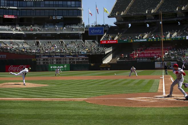 오클랜드 �蕩孀忖� 후지나미가 la 에인절스 오타리를 상대로 투구하는 모습. AP연합뉴스