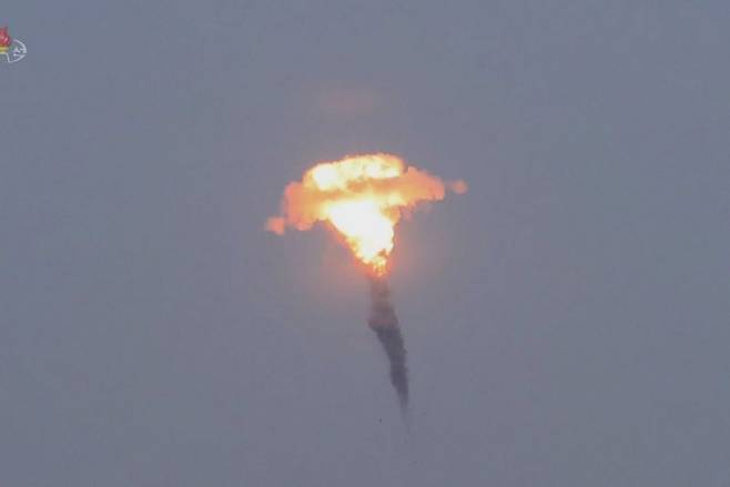28일 북한 조선중앙TV가 전날 황해북도 중화 일대에서 발사한 단거리탄도미사일(SRBM)을 500m 상공에서 공중폭발한 시험을 감행했다고 밝혔다. 북한이 공개한 공중폭발 훈련 모습.[이미지출처=연합뉴스]