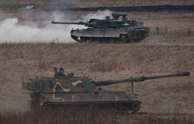한국에서 폴란드로 처음으로 인도된 K2 전차와 K9 자주포가 31일(현지시간) 폴란드 오지시 인근 비에주비니에 있는 군훈련장에서 실사격을 하고 있다. /연합뉴스