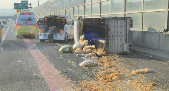 2일 오전 7시 30분쯤 경부고속도로 부산 방향 금토분기점 근처에서 음식물 쓰레기 수거 차량이 넘어지는 사고가 발생했다. 사진=보배드림