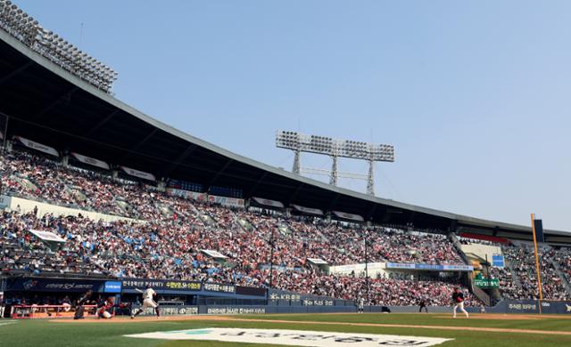 두산과 롯데의 경기가 열린 2일 서울 잠실구장은 이틀 연속 만원 관중을 기록했다. 2023 프로야구는 이틀 간 총 19만 6,945명이 야구장을 찾았다. 뉴시스