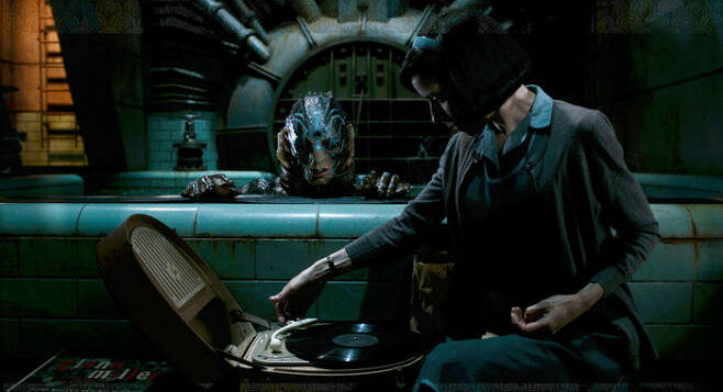 엘라이자는 실험실에 턴테이블을 가져가 그에게 음악을 들려준다. /사진 제공=이십세기폭스코리아