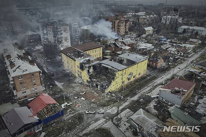 [바흐무트=AP/뉴시스] 26일(현지시간) 러시아군과 최대 격전지인 우크라이나 도네츠크주 바흐무트의 건물들이 파괴돼 있다. 2023.03.27