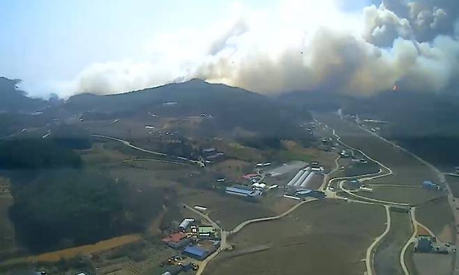 지난 2일 충남 홍성군 서부면 한 산에서 불이 나 산림 당국이 진화하고 있다. 산림청 제공