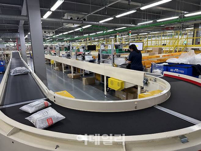 인천 롯데면세점 제1통합물류센터 내 컨베이어 벨트에 면세품들이 인도를 위해 이동하고 있다.(사진=정병묵 기자)