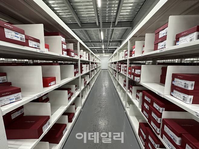 롯데면세점 인천공항 제2통합물류센터 내 ‘살파토레 페라가모’ 제품이 보관된 모습(사진=정병묵 기자)