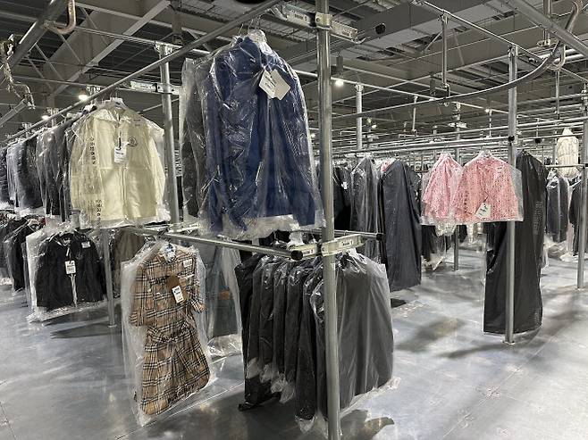 인천 롯데면세점 제2통합물류센터에 보관된 프라다, 몽클레어 등 명품 의류들(사진=정병묵 기자)
