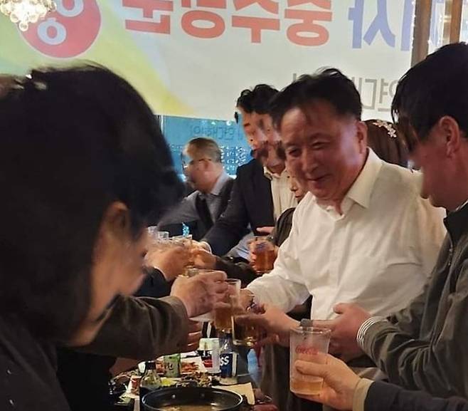 김영환 충북지사가 지난 3월30일 제천 산불 진화작업이 진행되던 시각 충주의 한 주점에서 간담회 참석자들과 환담하고 있다. 뉴시스