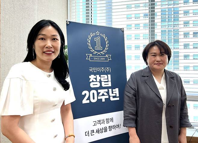 국민이주 김지영 대표(오른쪽)와 소속 미국 투자이민 담당 이유리 미국변호사(왼쪽)가 지난달 21일 인터뷰를 위해 서울 역삼동 국민이주 사무실에서 창립 20주년 기념물 앞에서 기념 사진을 찍고 있다.