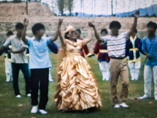 아가동산 지도자 김기순과 넷플릭스 다큐멘터리 《나는 신이다》 방송 장면 ⓒ넷플릭스 《나는 신이다》 화면캡처