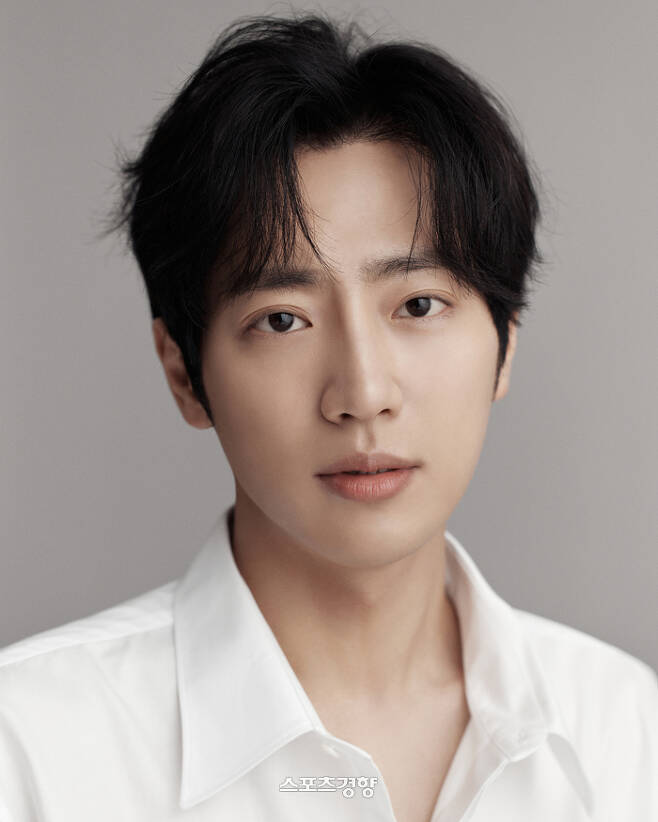 Actor Lee Sang-yeob caught the eye with a warm visual.On March 3, Woongbin ENES released a new profile picture of actor Lee Sang-yeob.Lee Sang-yeob, in a new profile photo released, caught the eye with deep eyes and tight visuals.White shirts and black turtleneck styling create a contradictory atmosphere, as well as a sweet smile that makes the viewer feel better.In the ensuing photo, Lee Sang-yeob showed a natural mood with a gray knit and a naturally disturbed hairstyle, as well as a soft charisma in the eyes gazing at the camera.As such, Lee Sang-yeob perfected various concepts in his own colors and completed his own mood profile.Lee Sang-yeob, who has brought up a topic for each of his films with a strong performance as well as a warm visual, plans to meet viewers in the second half of this year.Lee Sang-yeob plays the role of a sports agent, Kim Tae-young, and plays a role in the play.