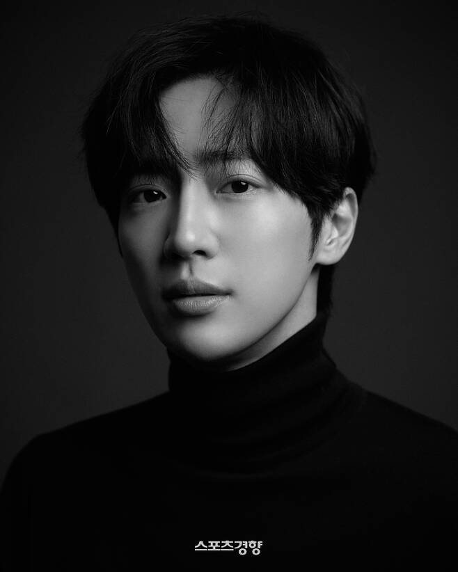 Actor Lee Sang-yeob caught the eye with a warm visual.On March 3, Woongbin ENES released a new profile picture of actor Lee Sang-yeob.Lee Sang-yeob, in a new profile photo released, caught the eye with deep eyes and tight visuals.White shirts and black turtleneck styling create a contradictory atmosphere, as well as a sweet smile that makes the viewer feel better.In the ensuing photo, Lee Sang-yeob showed a natural mood with a gray knit and a naturally disturbed hairstyle, as well as a soft charisma in the eyes gazing at the camera.As such, Lee Sang-yeob perfected various concepts in his own colors and completed his own mood profile.Lee Sang-yeob, who has brought up a topic for each of his films with a strong performance as well as a warm visual, plans to meet viewers in the second half of this year.Lee Sang-yeob plays the role of a sports agent, Kim Tae-young, and plays a role in the play.