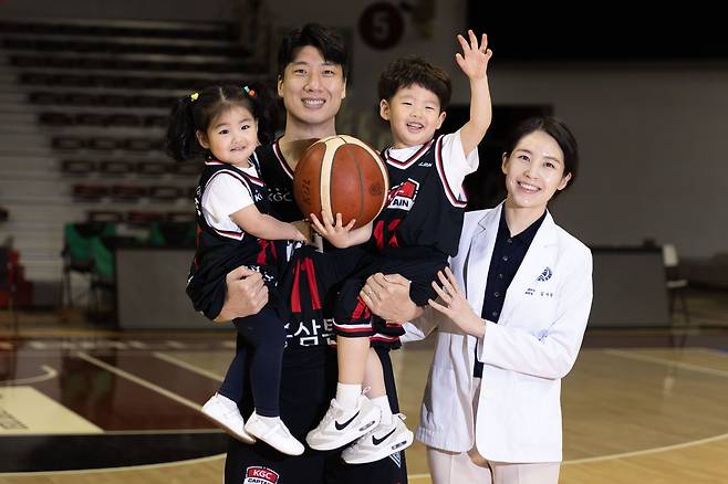 KGC인삼공사의 캡틴 양희종이 딸 세연과 아들 태웅을 안고 포즈를 취했다. 오른쪽은 사진 촬영을 위해 부탁한 치과 의사 가운을 입은 아내 김사란씨. 김종호 기자