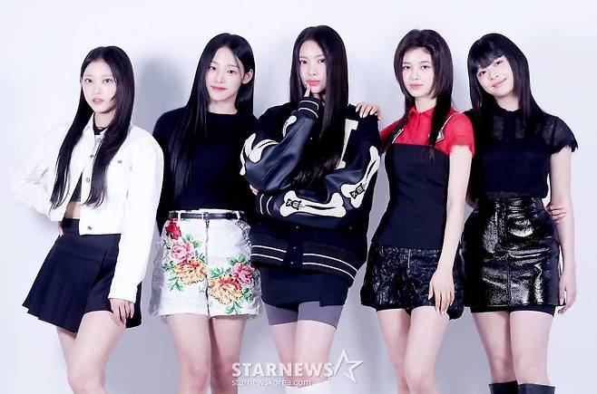 걸그룹 뉴진스(NewJeans, 민지 하니 다니엘 해린 혜인)가 '2022 아시아 아티스트 어워즈 인 재팬'(2022 Asia Artist Awards In JAPAN, 이하 2022 AAA)에서 대상과 신인상을 동시 수상하며 대세임을 입증했다. 2022년 7월 가요계 정식 데뷔 이후 채 7개월이 지난 가운데 데뷔곡 'Attention'을 시작으로 'Hype Boy' 'Cookie'가 연이은 대박을 터트렸고 'Ditto'에 이어 'OMG'까지 엄청난 성과를 만들어 냈다. 이에 힘입어 뉴진스는 지난해 연말 일본 나고야에서 열린 '2022 AAA'에서의 올해의 퍼포먼스(대상), 신인상 2관왕 수상을 비롯해 가요 시상식을 그야말로 싹쓸이했다. 또 뉴진스는 최근 수록곡 'Ditto'와 타이틀곡 'OMG'로 미국 빌보드 메인 차트인 '핫 100'에 입성하는 신기록을 작성했다. 데뷔 6개월 만의 빌보드 '핫 100' 진입은 K-팝 아티스트 중 최단기간 신기록이자, 2016년 9월 이후 데뷔한 K-팝 아티스트로는 뉴진스가 처음이다. 빌보드가 공개한 최신 차트(1월 28일 자)에 따르면, 'Ditto는 '핫 100'에서 85위로 순위를 끌어올리며 2주 연속 차트인했고, 'OMG'는 91위로 차트에 진입했다. /사진=김창현 기자 chmt@
