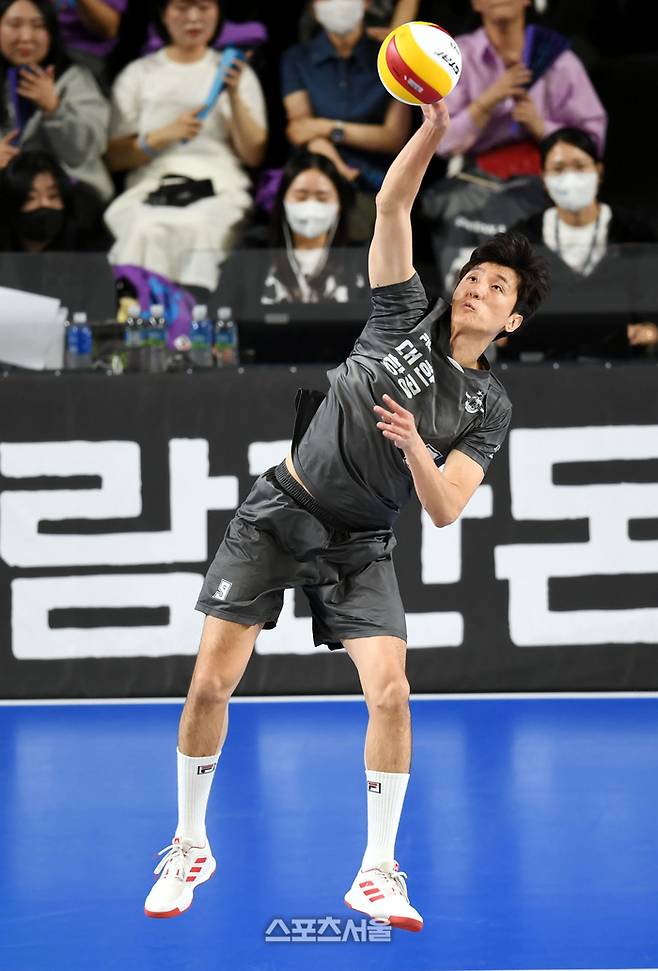 대한항공 곽승석이 3일 천안유관순체육관에서 열린 2022~2023 V-리그 챔피언결정전 3차전 현대캐피탈과 경기에서 서브를 넣고 있다. 2023. 4. 3. 천안 | 최승섭기자 thunder@sportsseoul.com