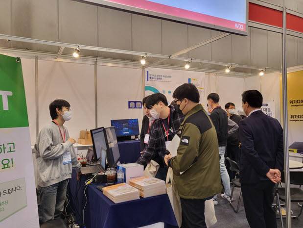 퓨쳐시스템은 지난달 29일부터 31일까지 3일간 킨텍스에서 열린 22회 전자정부 정보보호 솔루션 페어에 신제품을 선보여 큰 인기를 끌었다.