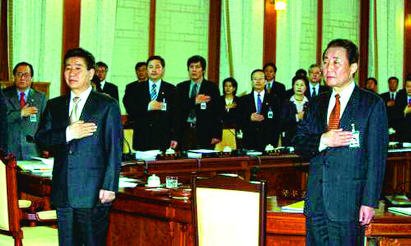 2003년 3월14일 오후 5시 임시국무회의가 열렸다. 이 자리에서 노무현(왼쪽) 대통령은 ‘대북송금 특검법 수용’을 발표했다. 노무현사료관