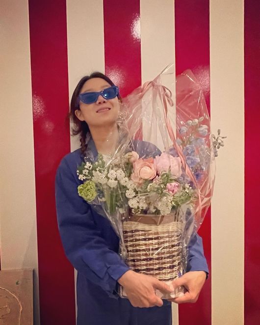 Actor Gong Hyo-jin marks first Birthday after marriage with singer Kevin OhGong Hyo-jin posted photos and posts on the 4th, saying, Happy birthday 2 me. In the photo, Gong Hyo-jin is wearing a blue jacket and blue sunglasses and holding a large flower gift in a flowerpot.Gong Hyo-jin is enjoying Birthday happily with a bright flower gift in his arms and smiling brightly.Jung Ryeo-won was the first to congratulate Gong Hyo-jin on his first birthday after marriage, followed by congratulations from his best friends such as Lee Sang-won, Um Ji-won, Kim So-yi, Choi Yoo-hwa and Jung Ho-yeon.Gong Hyo-jin became a married couple in October last year with a marriage ceremony with Kevin Oh, who was 10 years younger.After the marriage ceremony, Gong Hyo-jin expressed his affection for Kevin Oh by saying My Angel. As the first step after the marriage, he also released his own song.gong hyo-jin