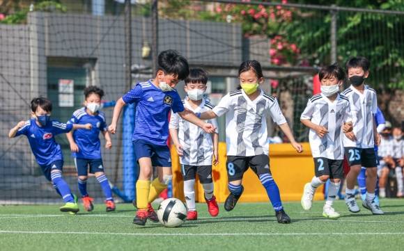 차범근 축구교실에서 공을 차고 있는 유소년들 모습