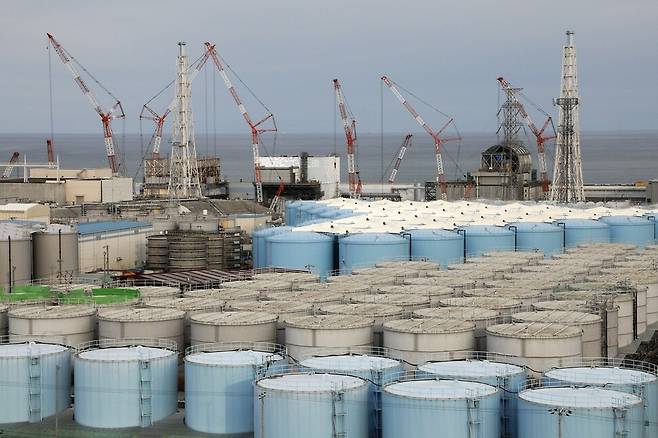 일본 후쿠시마 제1원자력발전소의 방사성 물질 오염수 저장탱크들. 일본은 이렇게 저장 중인 2011년 원전 사고 오염수 133만t을 30년에 걸쳐 바다로 방류할 계획이다. 연합뉴스