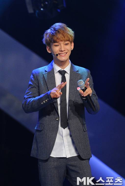 엑소가 2013년 8월 엠카운트다운에서 1위를 차지했다. 첸의 미소가 귀엽다