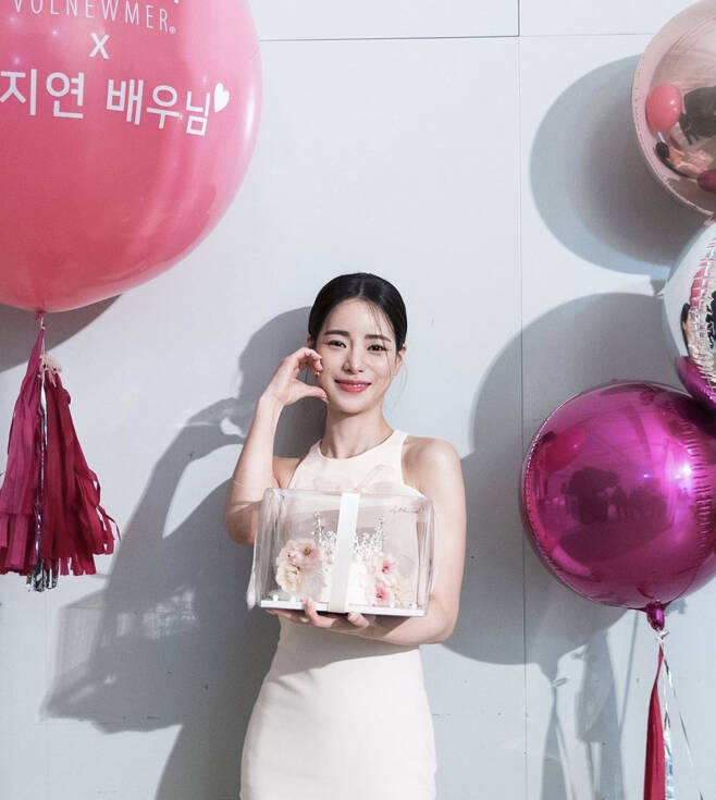 Lim Ji-yeon posted a picture on his instagram on the 6th.In the photo, Lim Ji-yeon posed with a cake with one hand and a ball heart. Lim Ji-yeon boasted a slim figure with a white super-tight dress.The netizens responded that Yeongene is too fresh, I am waiting for the next work, I am against acting, Have a long and beautiful love with Dohyeon actor. Both are very good men and women.Meanwhile, Lim Ji-yeon acknowledged his devotion to actor Lee Do-hyun who appeared in the drama The Glory together.