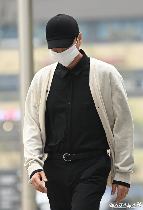 Shinhwa member neo-comet (real name Jeong Pil-gyo) of the group Shinhwa admitted all charges and bowed his head.On the morning of the 6th, Detective 4 of Seoul Eastern District Court held the first trial date for alleged violation of the Road Traffic Act (denial of Drinking measurement) and illegal use of cars.Neo-comet was arrested on October 11 last year for allegedly refusing to measure drinking in the vicinity of Tancheon 2 Bridge in Seoul Songpa District.The neo-comet, which was found by the police after receiving a report that there was a car stopped on the road at the time, refused to demand a Drinking measurement.On this day, the neo-comet side Legal representative said, I have been a member of the group Shinhwa for 25 years and have suffered from panic disorder, gangrene and depression.I did not drink at all after stopping the activity because my symptoms got worse. In three years, I met with acquaintances and drank alcohol in a few years, and I was out of film.The neo-comet, who woke up at the time, was embarrassed and refused to measure drinking, he said. Since I recovered my memory, I actively responded to all the surveys.Among them, Bradley Fighting Vehicle, on which he was riding, was found to have been reported stolen.The legal representative emphasized that neo-comet was mistaken for his Bradley Fighting Vehicle while drunk and denied that Driving calls, acquaintance and boarding situations were not intended to use Bradley Fighting Vehicles from the beginning without permission.He said, I have agreed with the owner and I want it to be handled smoothly.In addition, neo-comet is accused of driving in dead drunkenness after drinking alcohol at a restaurant in Seoul Gangnam-gu.He was reported to have traveled about 10km from Jeong-gu, Seongnam-si, Gyeonggi-do, where a surrogate engineer arrived in a driving car, to the vicinity of Songpa District Tancheon 2 Bridge.Legal representative said, It is true that a surrogate engineer should not have attempted to drive after a fuel shortage, but it was not intended to drive from the beginning.Please take into account that there is no human or material damage. Finally, the Legal representative said, Neo-comet is deeply reflective.I want you to acknowledge your mistake and take into consideration that the possibility of recidivism is low, he said.Neo-comet, who listened to Legal representative while bowing his head all the time, said, I always have to show a good example. I am sorry that I have disappointed and hurt many people with this work.Ill try not to do it again, he said in a small voice.Meanwhile, prosecutors have glorified the two years of Imprisonment in the court of justice in the case. Sentencing will take place on Tuesday afternoon.