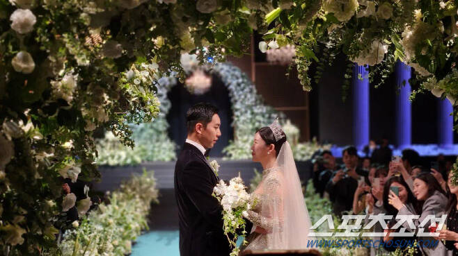 From an instant ceremony to a celebration reminiscent of a concert. People from all walks of life gathered for Lee Seung-gi.Lee Seung-gi and Lee Da-in will hold a wedding ceremony at the Parnas Grand Ballroom Hall in Gangnam District, Seoul, at 6 pm on July 7.Wedding ceremony, which is held privately, was attended by a large number of acquaintances and stadiums, attracting the attention of reporters and netizens. Wedding ceremony started with the celebration of about 700 guests.Stadiums on the photo wall surprised the reporters with a lineup reminiscent of the awards ceremony.Lee Soon-jae, Son Jun-ho, Lee Se-young, Han Hyo-joo, Seo Jang-hoon, Gil, Sang-yoon Lee, Hyunsuk Lee, Lee Hong-gi, Eunhyuk Lee, Dongwook Lee,Hwang Seon-hong, a former national soccer player, and a hanbok designer, also attended the event, and the appearance of businessmen attracted attention.KB Financial Group Chairman Yoon Jong-kyu of KB Kookmin Bank, where Lee Seung-gi worked as a model, also attended and anticipated Lee Seung-gis network.Lee Soon-jae, an entertainer and senior actor, instantly celebrates the future of the two people. Lee Soon-jae grabbed the microphone and said to Lee Seung-gi, I remember shooting hard at Anseong set.The success of All The Butlers was also the first to appear, and it was praised as a promising future that always stays in my head.There was a mistake in misrepresenting SBS All The Butlers, an entertainment program starring Lee Seung-gi, as Dusabu-ni, as it was done on the spot, but it made the guests happy enough.Also, a celebration was called as it was known in advance, and it warmed the intestines with a fervor of fortunate, and Lee Seung-gi touched his eyes while listening to a celebration, followed by speculation that he was shedding tears.Lee Hong-gi made a cool ceremony with Horse, and Lee Seung-gi also called his song Lets Get Married in Part 2 to complete the narrative.Wedding ceremony was also called the end of glamor.The ceremony was a large-scale wedding hall that can accommodate about 1,000 people. More than 700 guests attended the ceremony, and the flowers filled the inside of the ceremony brightened the future of the two beautiful people.Lee Da-in also showed her beauty with colorful dresses and crowns.Lee Seung-gi and Lee Da-in continue their activities on behalf of the honeymoon after the wedding ceremony. Lee Seung-gi is currently the JTBC entertainment peak time MC.In addition, we will hold a tour concert Boys, Walking the Road - Chapter 2 to tour seven Asian countries including Seoul on the 4th to 7th of next month, Tokyo on the 12th, Osaka on the 14th, Taipei on the 21st and Manila on the 27th. to be.Lee Da-in is filming a new MBC drama Lovers, which is set in the sick man Horan.