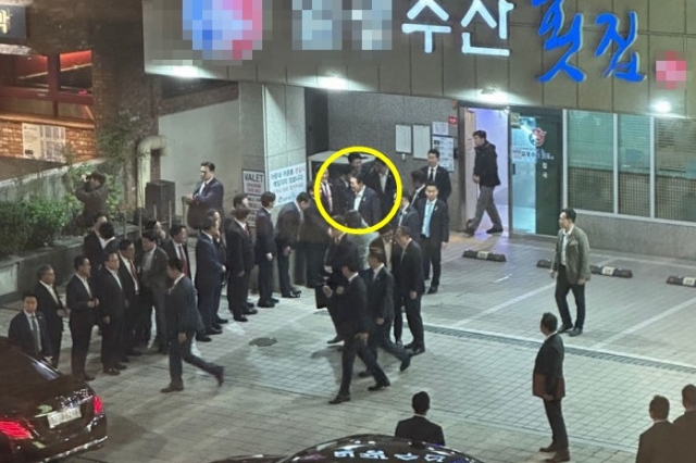 윤석열 대통령이 6일 저녁 부산 해운대구의 한 횟집에서 나오며 인사를 나누고 있다. 온라인 커뮤니티 캡처
