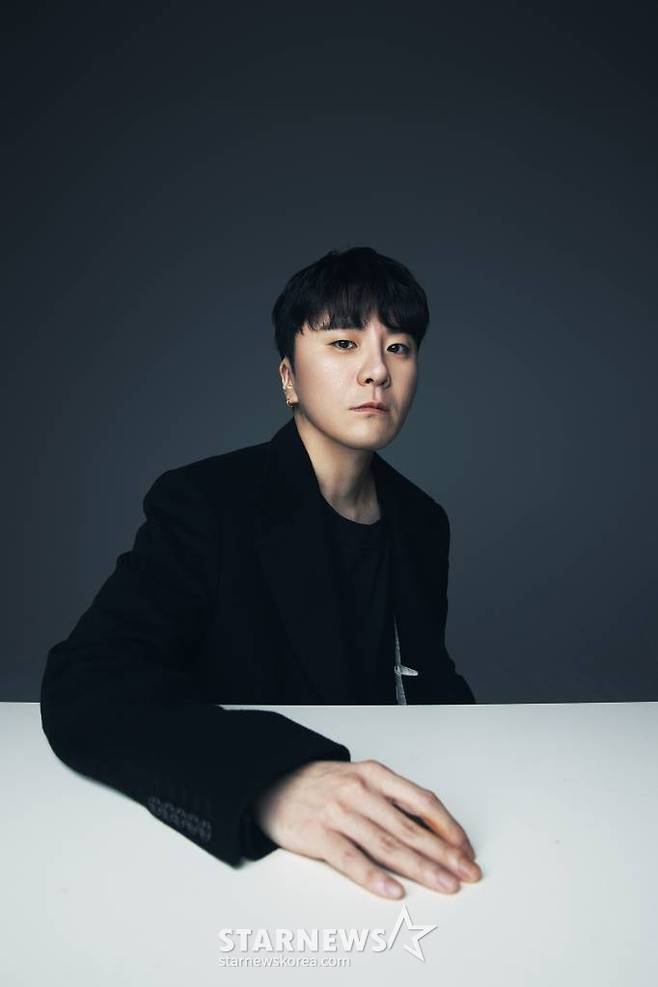 변성현 감독이 6일 오전 서울 종로구 삼청동의 한 카페에서 진행된 넷플릭스 오리지널 '길복순' 관련 인터뷰를 위해 포즈를 취하고 있다. '길복순'은 킬러가 직업인 '워킹맘' 길복순의 이야기를 다룬 작품. 지난 3월 31일 넷플릭스를 통해 공개됐다. / 사진제공 = 넷플릭스 /사진=김창현 기자 chmt@