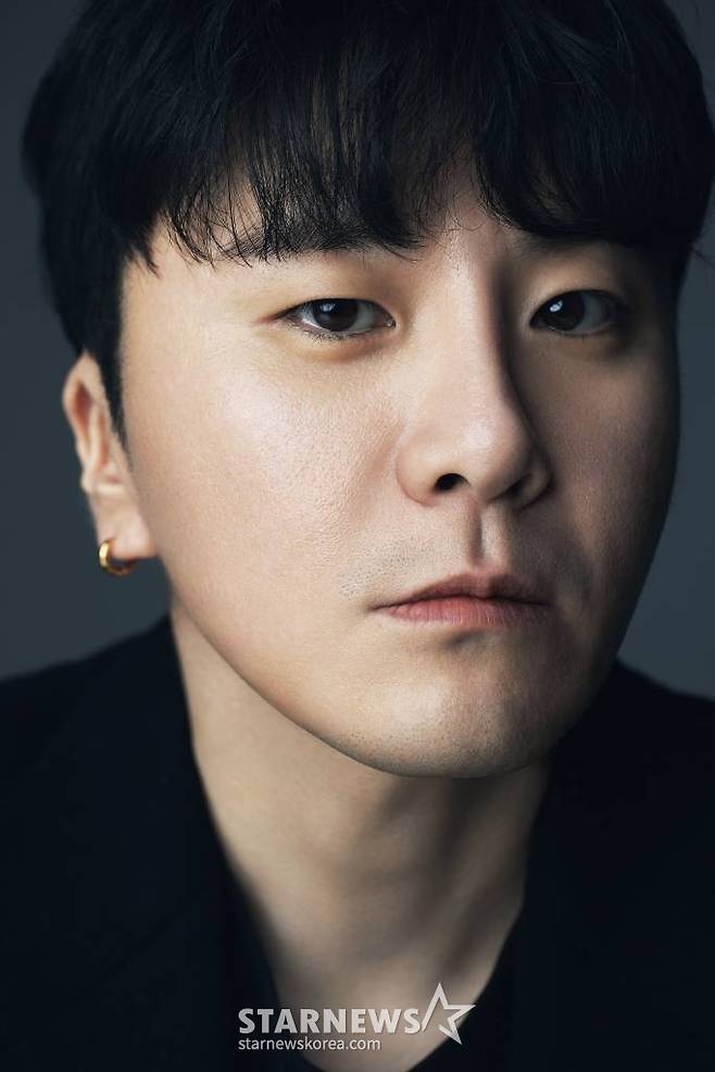 변성현 감독이 6일 오전 서울 종로구 삼청동의 한 카페에서 진행된 넷플릭스 오리지널 '길복순' 관련 인터뷰를 위해 포즈를 취하고 있다. '길복순'은 청부살인업계의 전설적인 킬러 길복순이 회사와 재계약 직전, 죽거나 또는 죽이거나, 피할 수 없는 대결에 휘말리게 되는 이야기를 그린 액션 영화다. 지난 3월 31일 넷플릭스를 통해 공개됐다. / 사진제공 = 넷플릭스 /사진=김창현 기자 chmt@