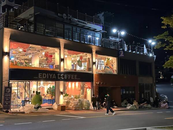 - 개장을 준비하느라 분주한 새벽의 모코코 팝업스토어