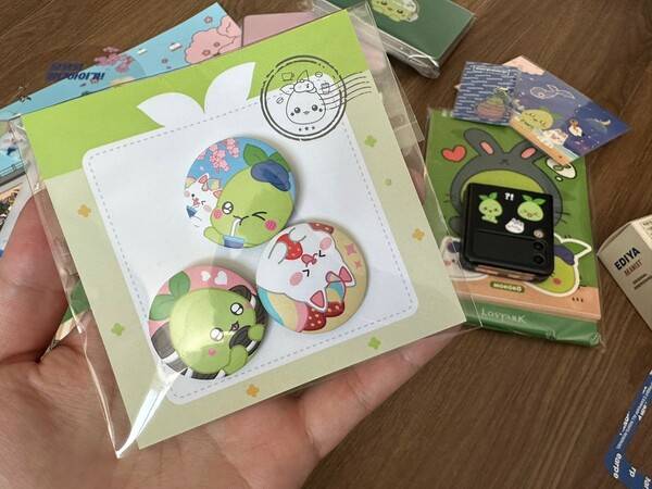 - 핀 뱃지 너무 예쁘게 잘 나옴