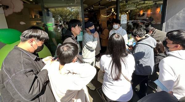 - 번호표를 뽑은 방문객, 번호표를 뽑는 방문객은 물론 내부에서도 동선이 정렬되지 않았다