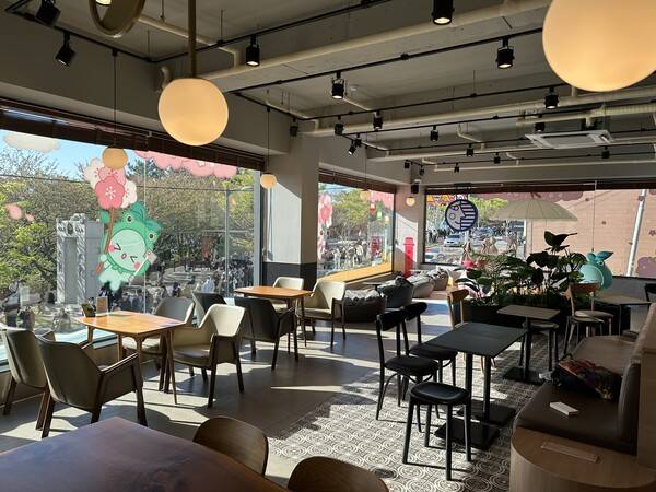 - 2층 공간은 1층보다 여유로웠다