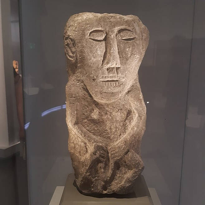 대영 박물관에 있는 아일랜드의 노파 여신 실라 조각상. 역시 음부를 벌리고 있는 모습이다.  <저작권자=조노맥46>