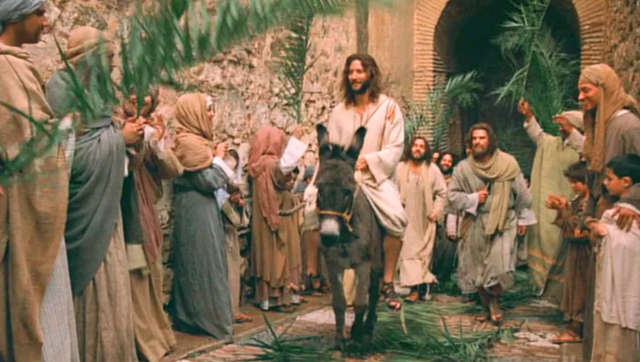 종려나무 가지를 든 군중이 예루살렘에 입성한 예수를 환호하며 맞이한다. 필립 사빌리의 2003년 영화 의 한 장면. 허태임 작가 제공