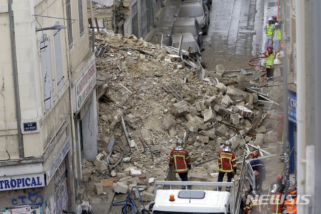[마르세유=AP/뉴시스] 프랑스 제 2의 도시 마르세유에서 9일(현지시간) 주택 건물이 무너져 현재까지 5명이 부상했다. 사진은 지난 2018년 11월5일 마르세유 도심에서 오래된 건물 2채가 갑자기 무너진 모습. 2023.04.09