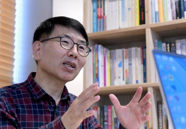 이단탈퇴자들을 전문적으로 심리상담을 해온 유연철 공감 심리상담센터 소장이 지난달 23일 서울 강북구에 위치한 자신의 사무실에서 한국일보와 인터뷰를 하고 있다. 왕태석 선임기자