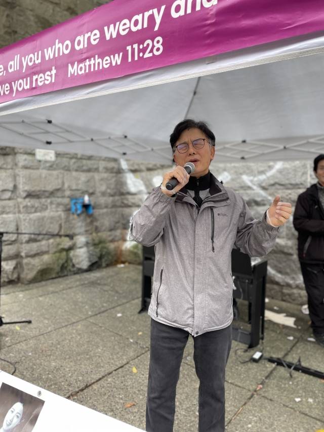양종현 캐나다 밴쿠버 주님의뜻안디옥교회 (안디옥미션 대표) 목사가 21일(현지 시간) 밴쿠버 다운타운 헤이스팅스 거리에 있는 카네기센터 앞에서 열린 ‘마약 중독 노숙자를 위한 제12회 길거리 찬양 콘서트’에서 기도하고 있다.