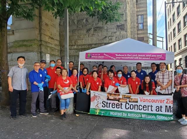 밴쿠버시온선교합창단(상임지휘자 정성자 권사) 각 파트 리더들과 임원단이 지난 8월 5일 밴쿠버 다운타운 헤이스팅스 카네기 센터 앞에서 마약 중독 노숙자들을 위해 제10회 길거리 찬양콘서트에 열고 있다. 특히 정성자 권사(오른쪽 일곱번째)는 필리핀 김광식 선교사가 9월 초 코로나 19 바이러스에 사경을 헤매고 있을 때 한국에서 치료 받을 수 있도록 에어앰블런스를 띄우는 데 6000만원이 부족하다는 기도 편지를 받고 즉시 후원했다.