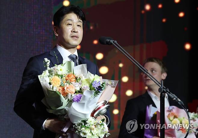 수상소감 말하는 김종민 감독 (서울=연합뉴스) 이지은 기자 = 10일 오후 서울 용산구 그랜드 하얏트호텔에서 프로배구 2022-2023 V-리그 시상식에서 감독상을 수상한 한국도로공사 김종민 감독이 수상소감을 말하고 있다. 2023.4.10 jieunlee@yna.co.kr