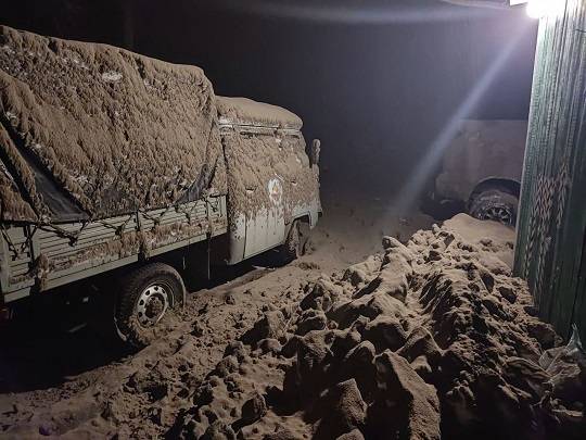 사진 = 11일(현지시간) 러시아 극동 캄차카반도 시벨루치 화산 분화로 화산재가 뒤덮힌 클류치 마을의 모습(출처 : 트위터(@CrocLeporteur))